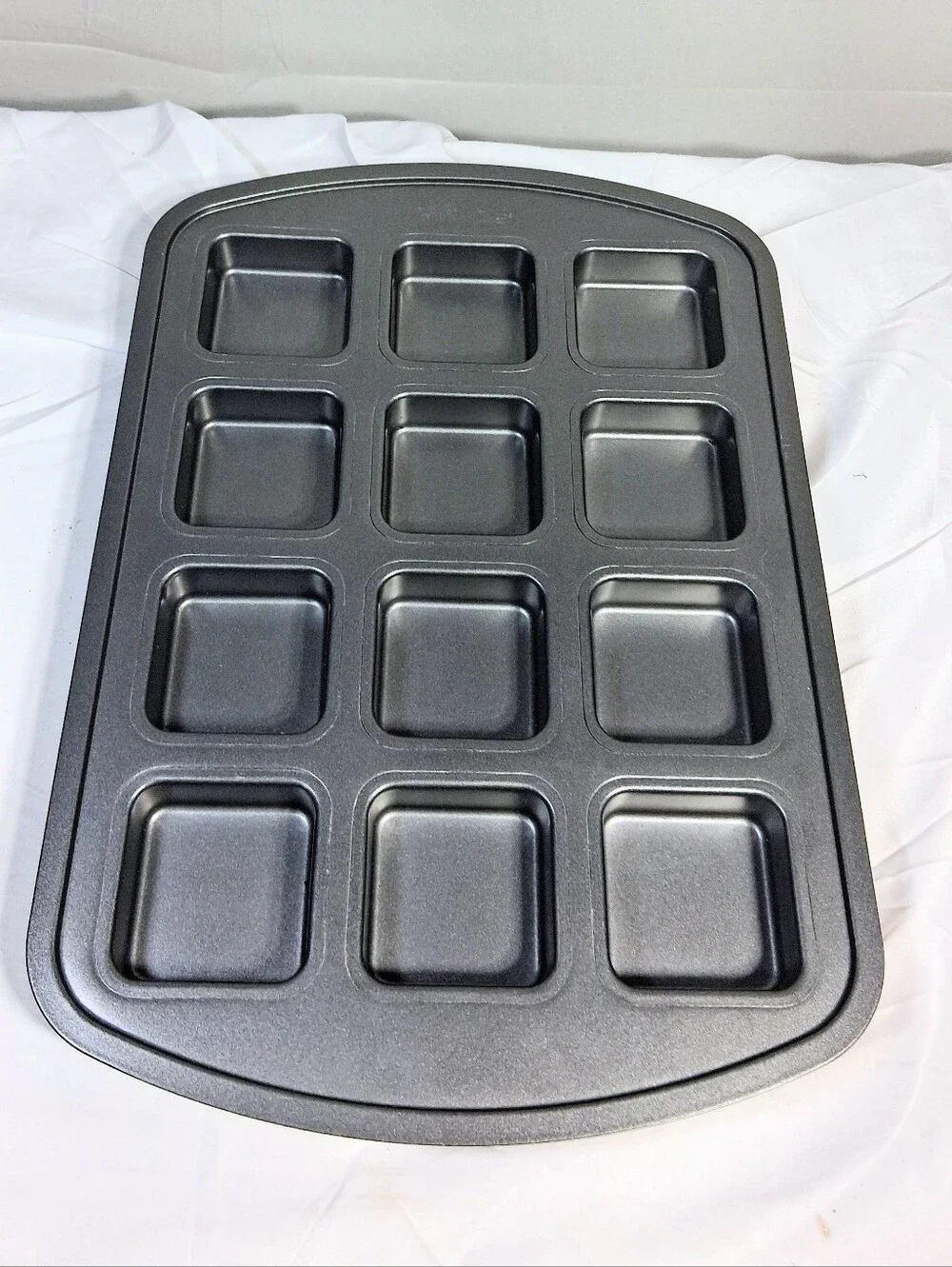 Pampered Chef Brownie 12 Square Baking Pan 16